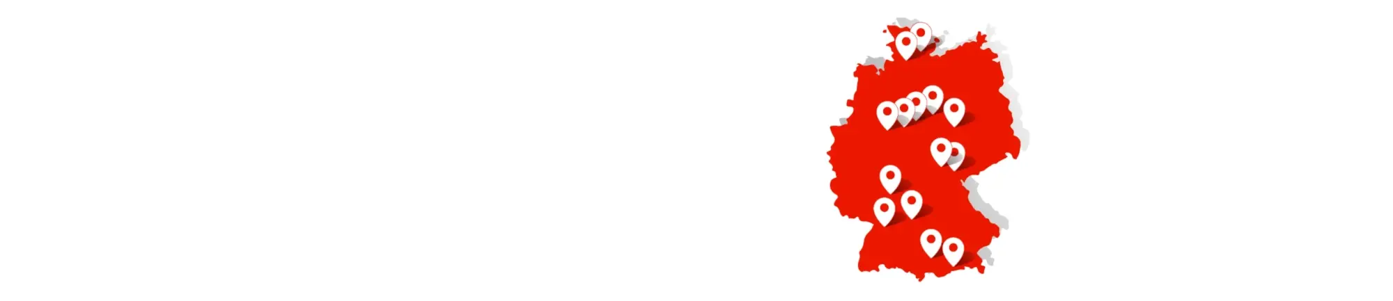 Eine Frau hält nachdenklich ein Kleid hoch.